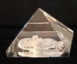【置き石】ピラミッド型龍彫り水晶