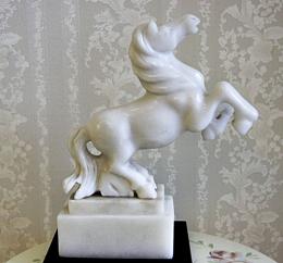 【現品のみ】　ホワイトジェード の馬　【彫刻天然石】